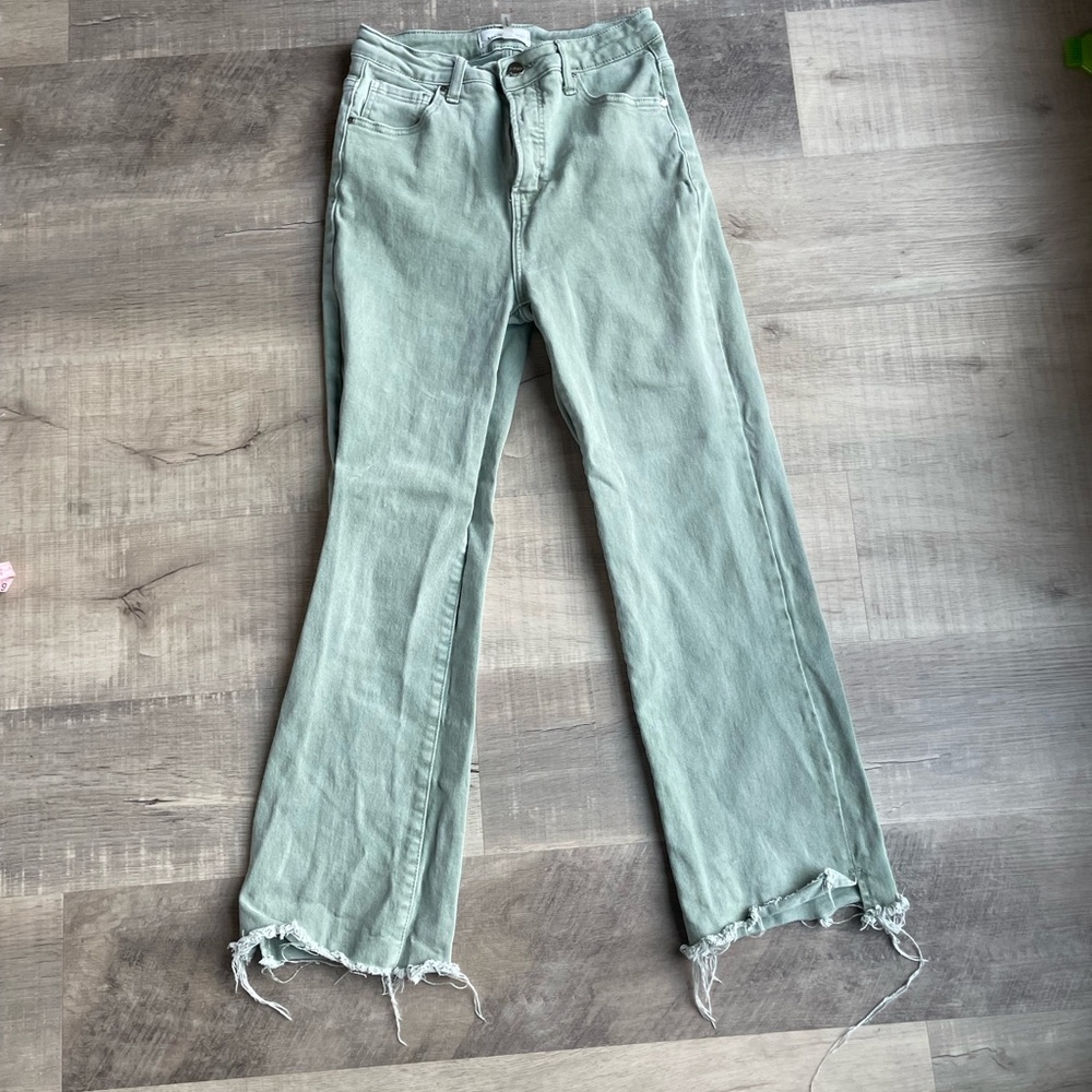 Women’s risen denim pants. Size 9/29. Green.